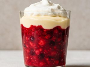 60. Rote Grütze mit Dessertsauce